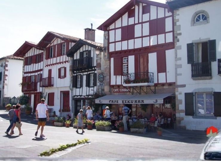 basque village espelette surroundings camping sare